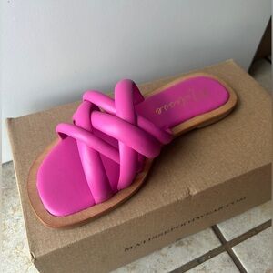 Matisse Roy Flat Sandals in Magenta size 6